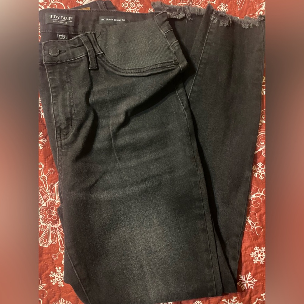 Judy Blue Women's Maternity Black Skinny Fit Jeans with Frayed hem.